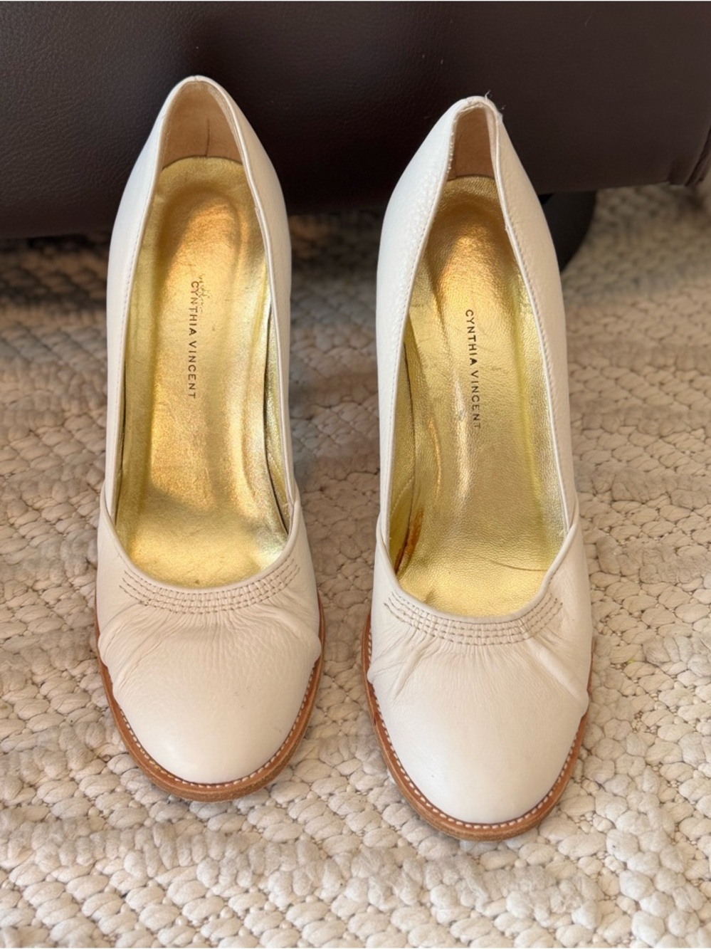 Cynthia Vincent Off-White Leather "Scrunch" Toe Pumps Size 39 Office Chic EUC